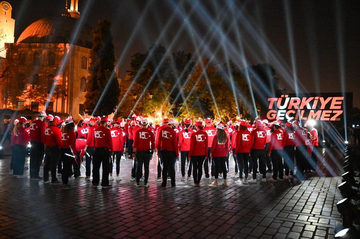 Galata Kulesi, Çamlıca Kulesi ve Ayasofya Meydanı'nda 15 Temmuz temalı gösteri