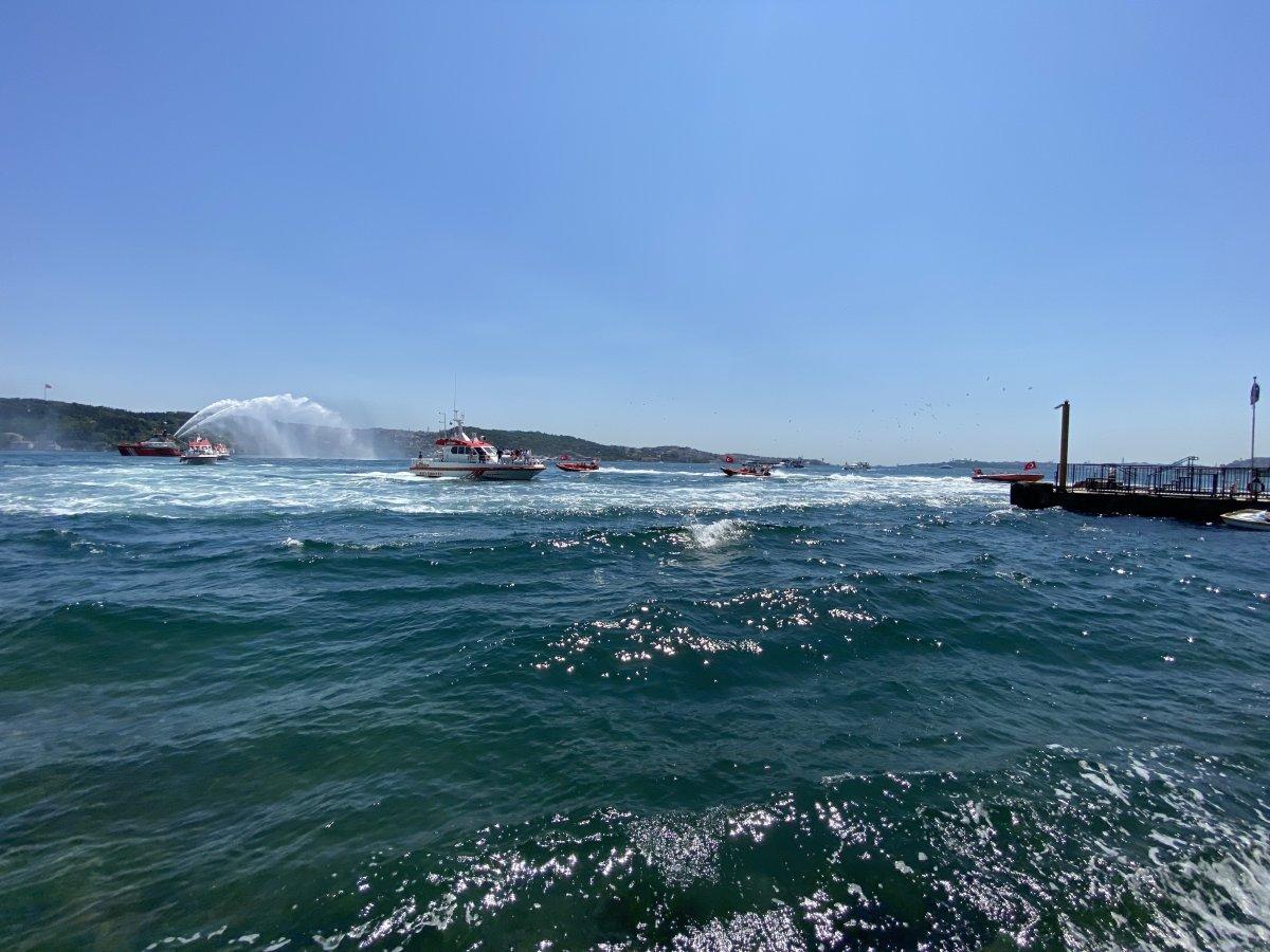 Kıyı Emniyeti'nden İstanbul Boğazı'nda saygı seyri