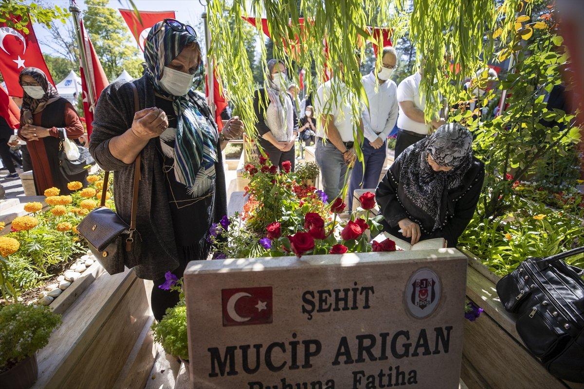 15 Temmuz Demokrasi Şehitliği ile Polis Şehitliği'nde anma programı