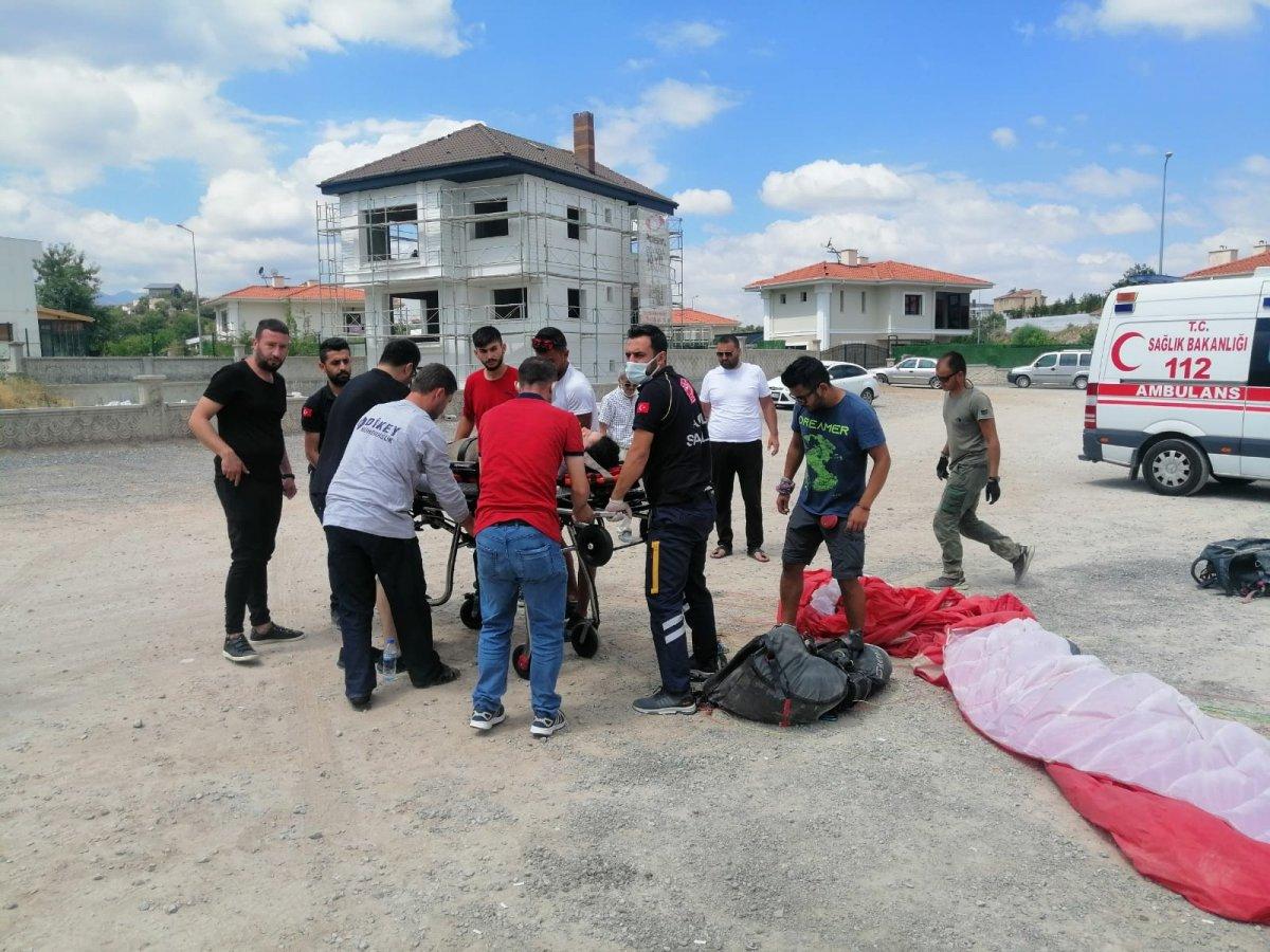 Kayseri'de paraşüt yere çakıldı: 2 yaralı