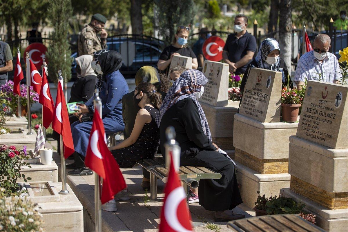 15 Temmuz Demokrasi Şehitliği ile Polis Şehitliği'nde anma programı