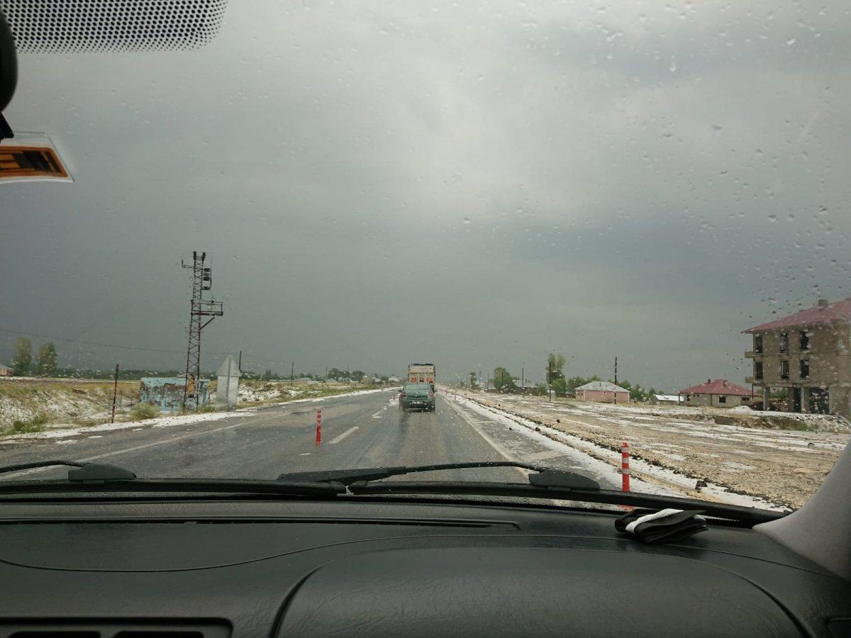 Erciş’e temmuz karı yağdı