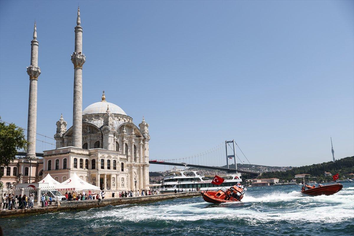 Kıyı Emniyeti'nden İstanbul Boğazı'nda saygı seyri