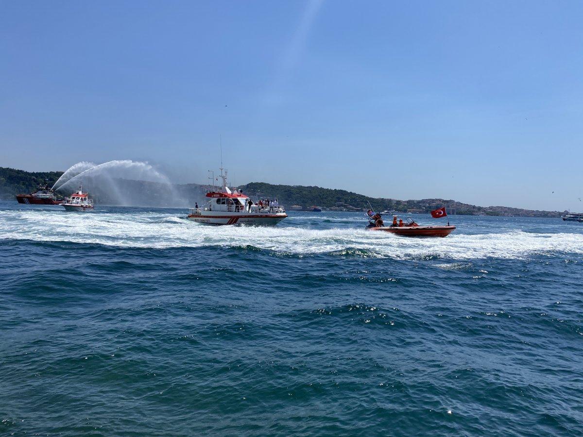 Kıyı Emniyeti'nden İstanbul Boğazı'nda saygı seyri