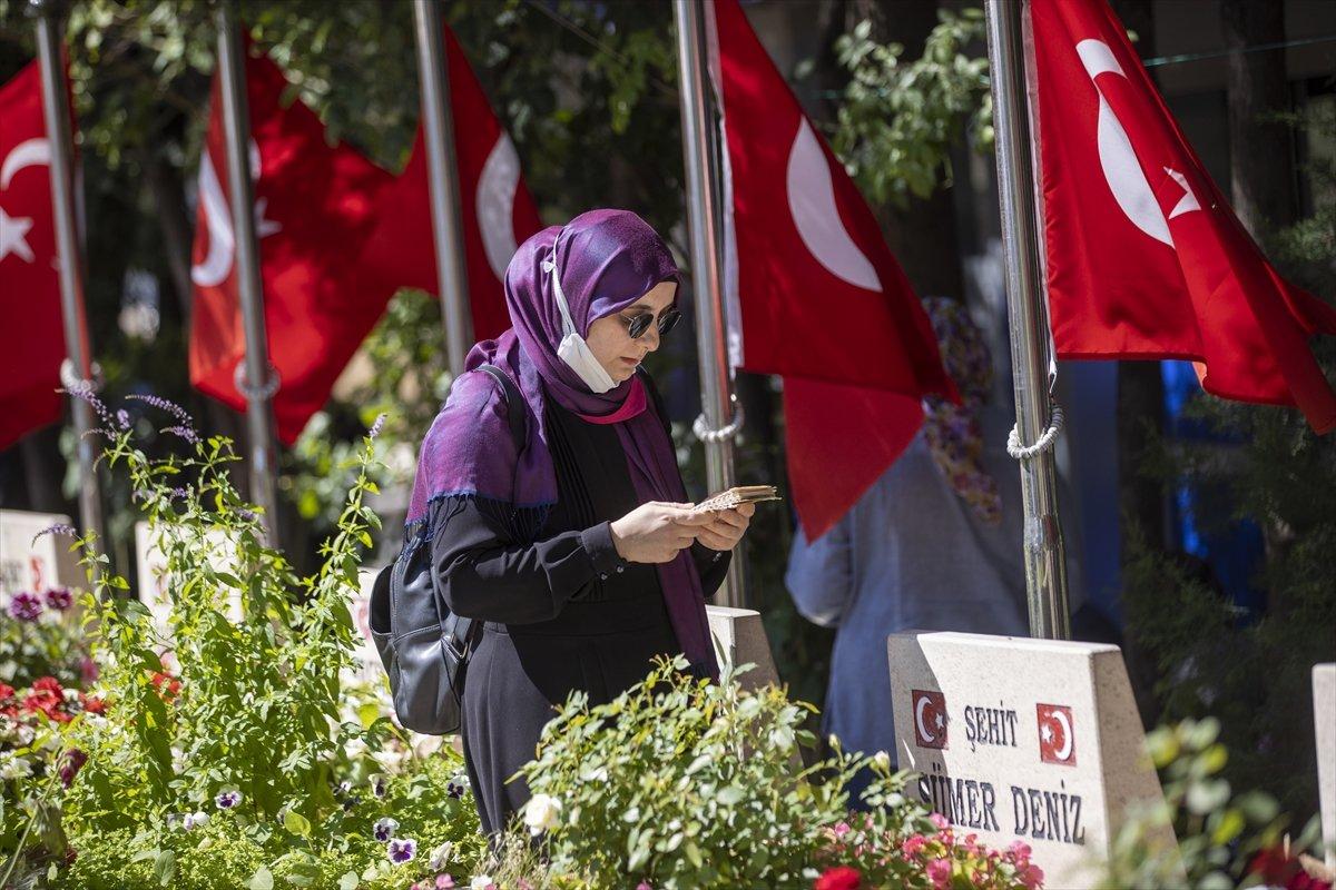 15 Temmuz Demokrasi Şehitliği ile Polis Şehitliği'nde anma programı