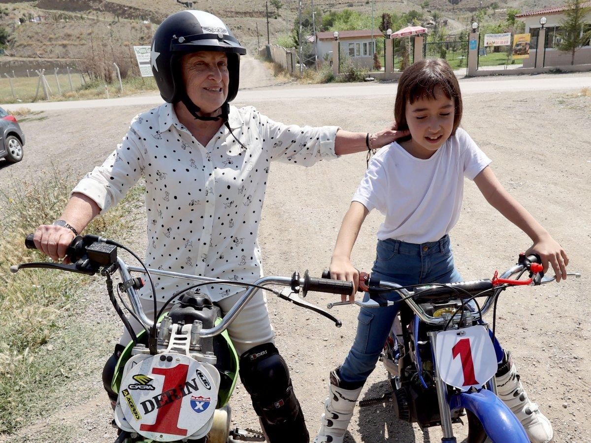 Ralli şampiyonu 72 yaşındaki babaanne,  9 yaşındaki torunuyla yarıştı