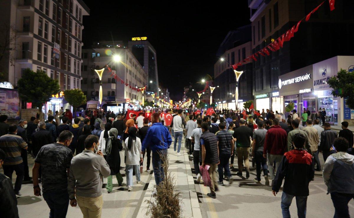 Van halkından meşaleli 15 Temmuz yürüyüşü