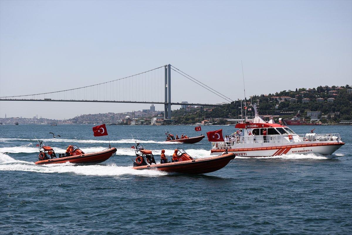 Kıyı Emniyeti'nden İstanbul Boğazı'nda saygı seyri