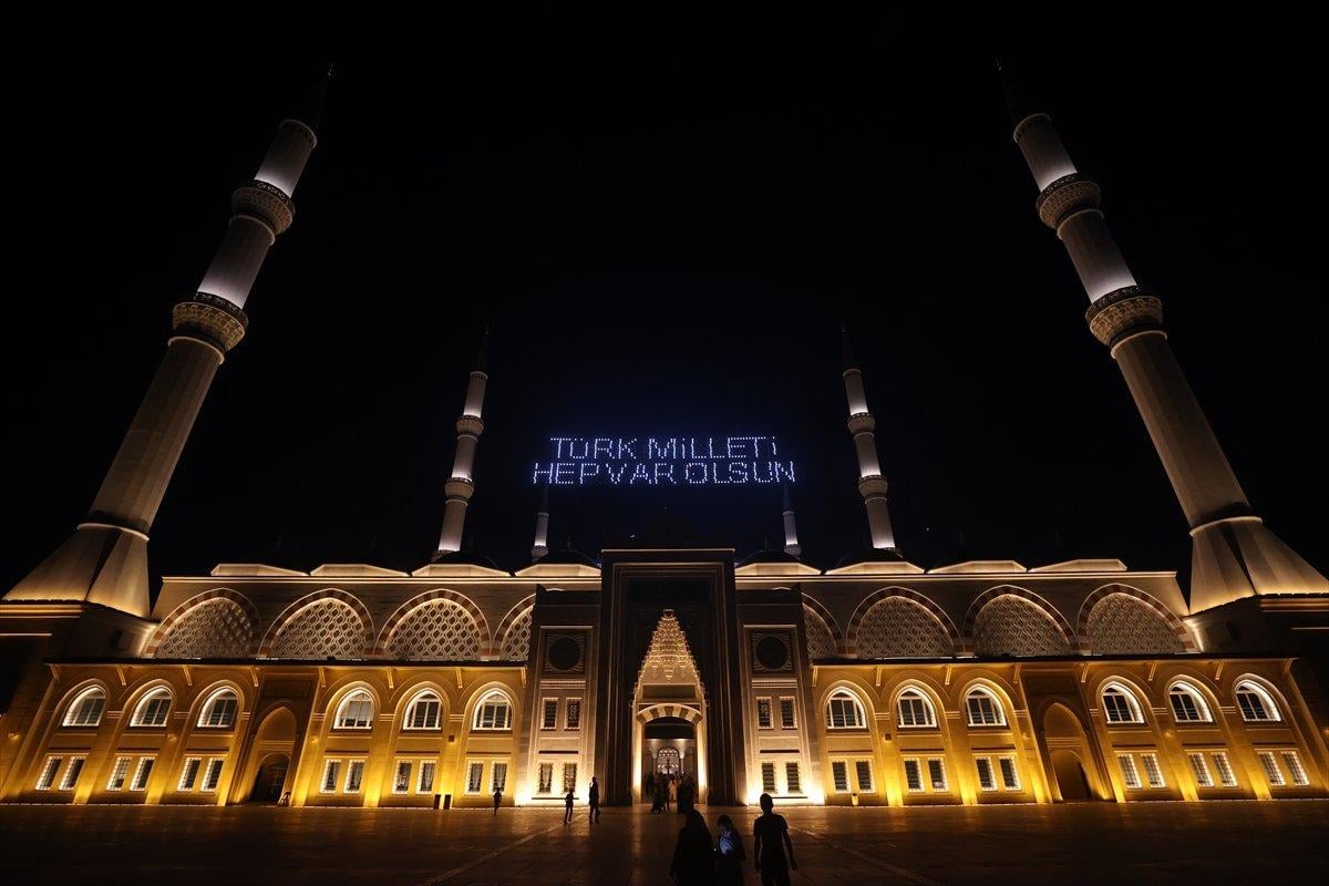 Galata Kulesi, Çamlıca Kulesi ve Ayasofya Meydanı'nda 15 Temmuz temalı gösteri