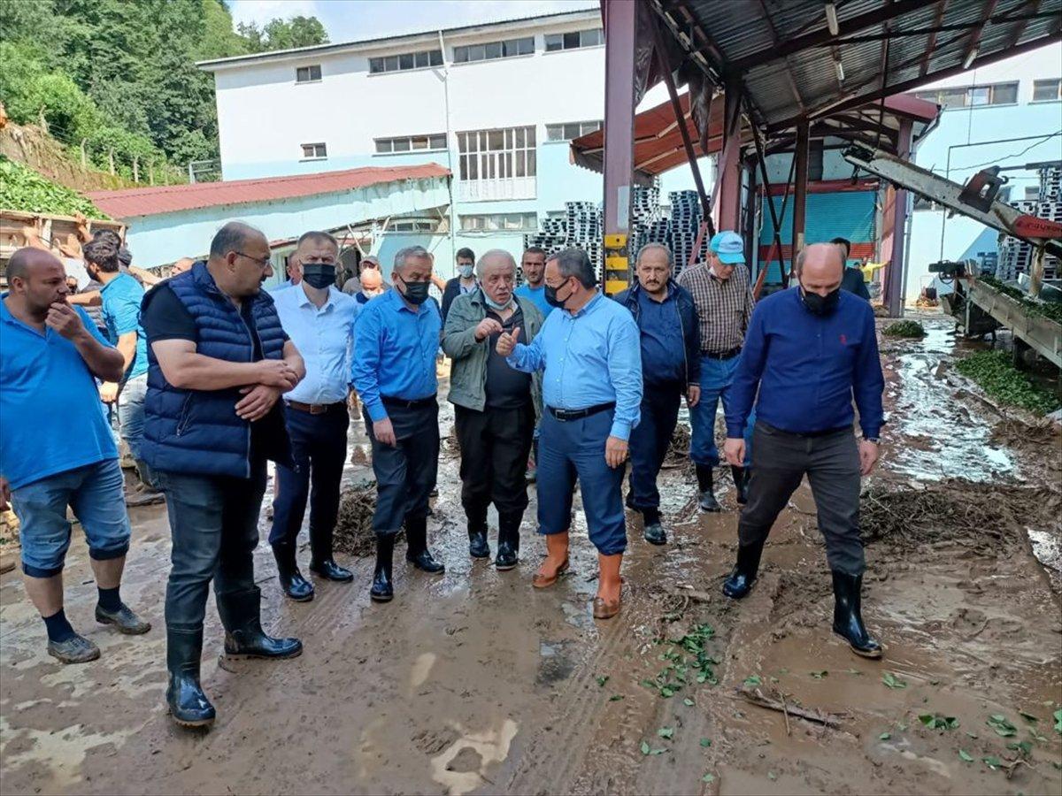 Rize'deki heyelandan çay fabrikaları hasar aldı