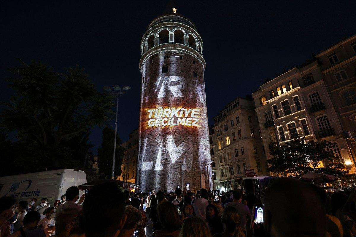 Galata Kulesi, Çamlıca Kulesi ve Ayasofya Meydanı'nda 15 Temmuz temalı gösteri