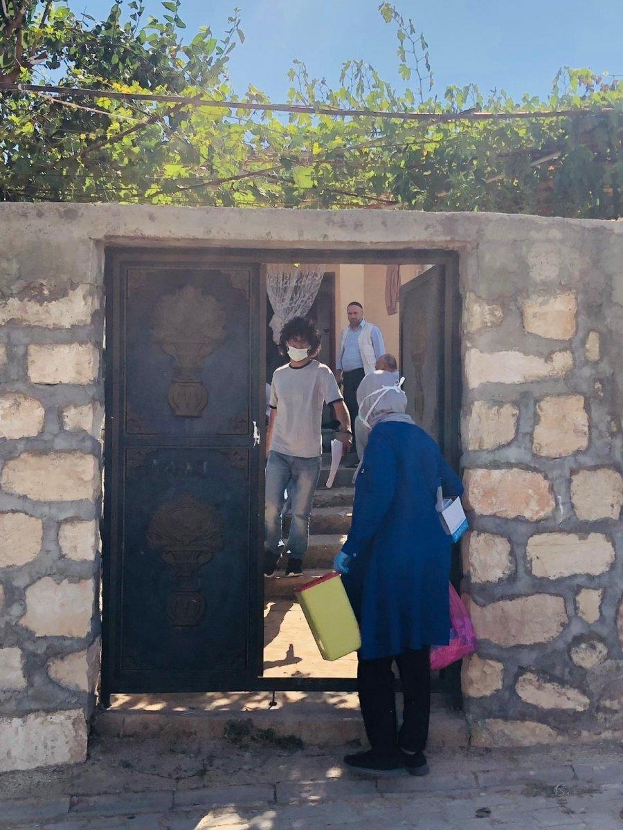 Siirt'te ikna timleri, kapı kapı gezerek aşının kısırlık yapmadığını anlatıyor