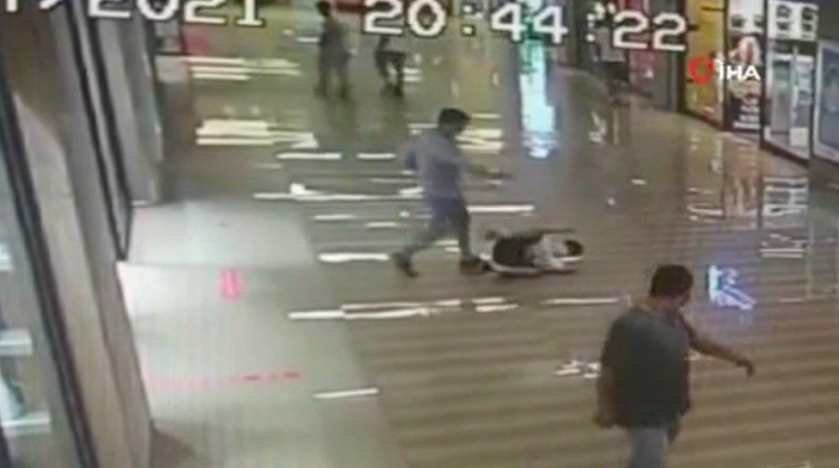 Bakırköy'deki AVM'de küçük çocuğa tekme tokat şiddet