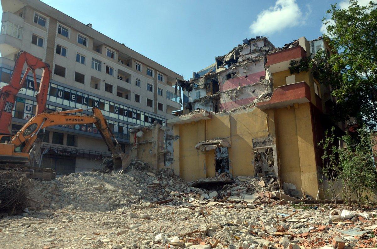 Avcılar’da bayrak hassasiyeti yıkımı durdurdu