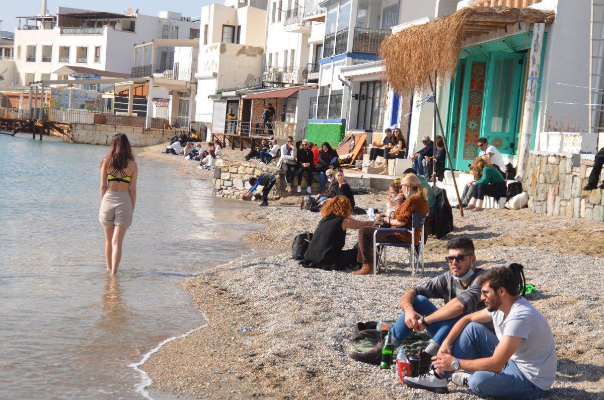 Bodrum girişinde tatilciler, uzun kuyruk oluşturdu