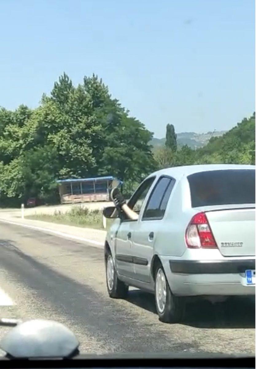 Bartın’da trafikte ayağını camdan sarkıtıp otomobil kullandı