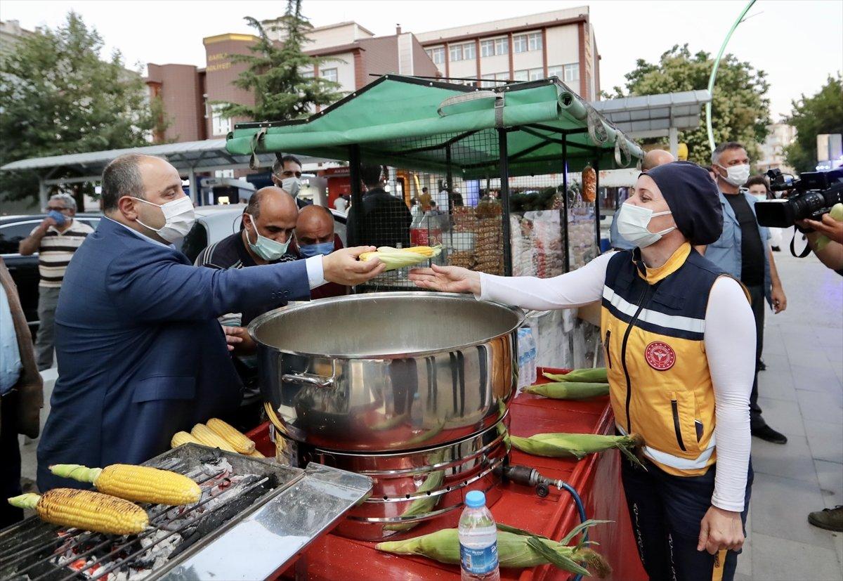 Sanayi ve Teknoloji Bakanı Varank süt mısır ikram etti
