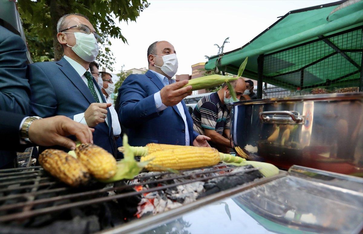 Sanayi ve Teknoloji Bakanı Varank süt mısır ikram etti