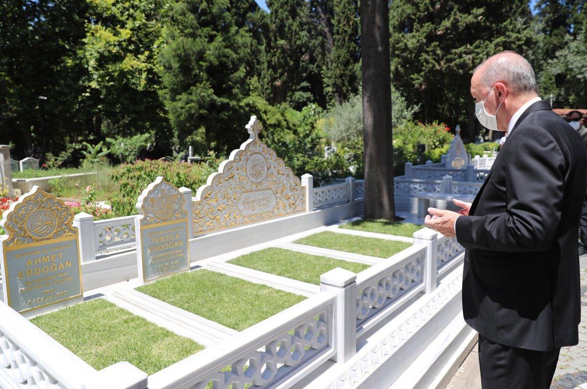 Cumhurbaşkanı Erdoğan, anne ve babasının kabrini ziyaret etti