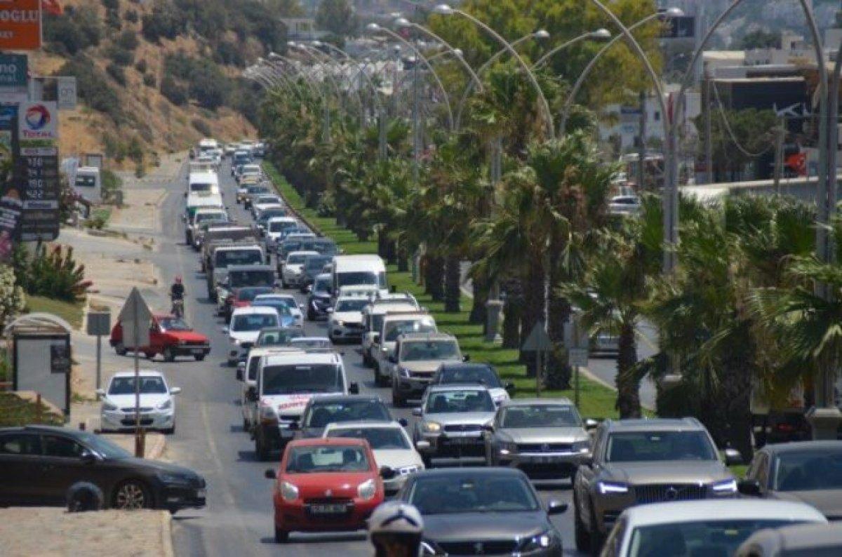 Bodrum girişinde tatilciler, uzun kuyruk oluşturdu