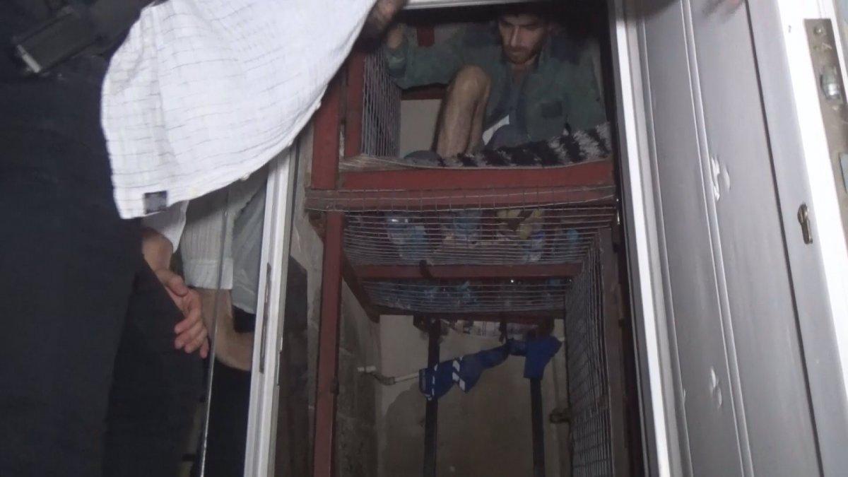 Adana'da kafesten çıkan 2 kişi, uyuşturucu bağımlısı çıktı