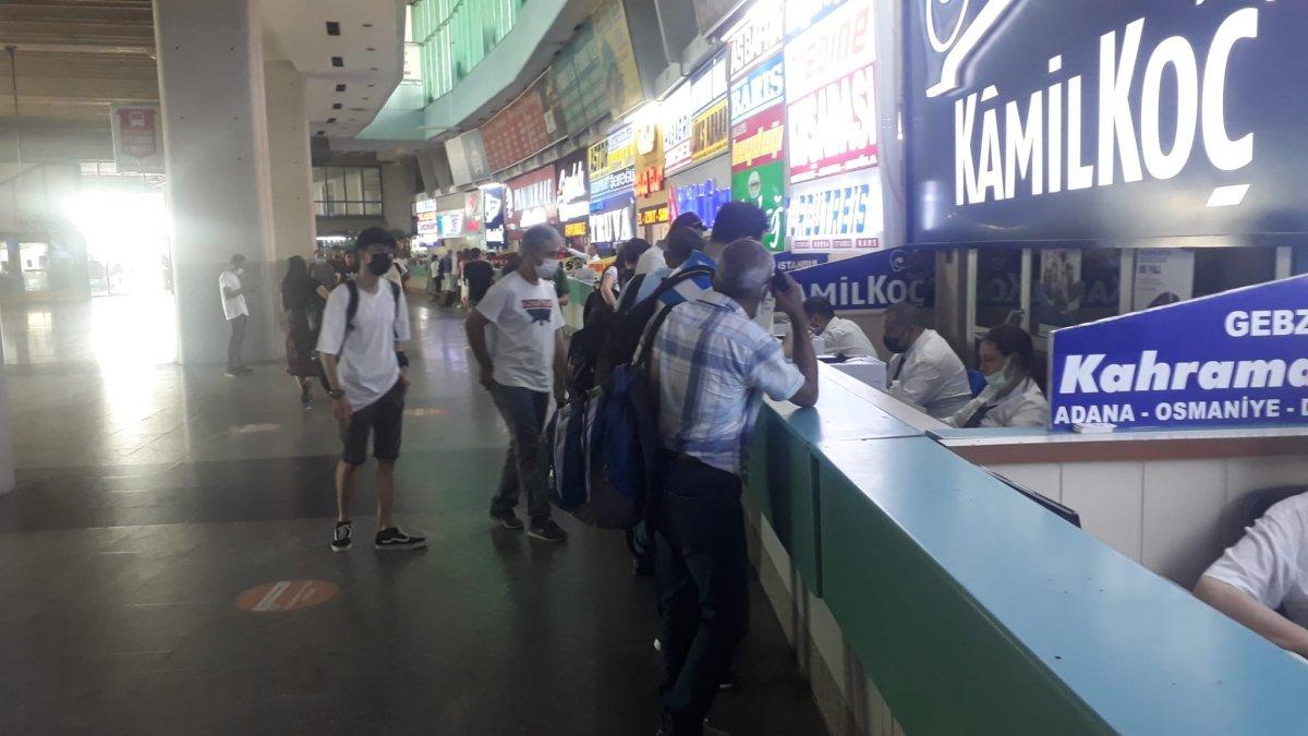 Bayram öncesi İzmir Şehirlerarası Otobüs Terminali'nde yoğunluk
