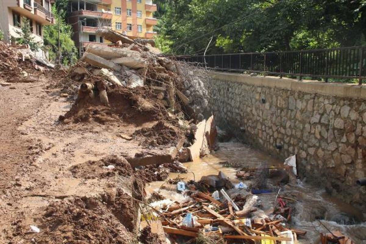 Rize'de sel felaketinde kaybolan iki kişi aranıyor