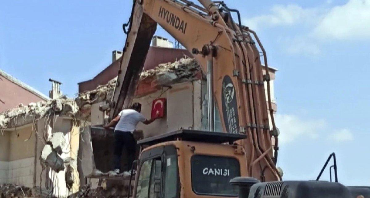 Avcılar’da bayrak hassasiyeti yıkımı durdurdu