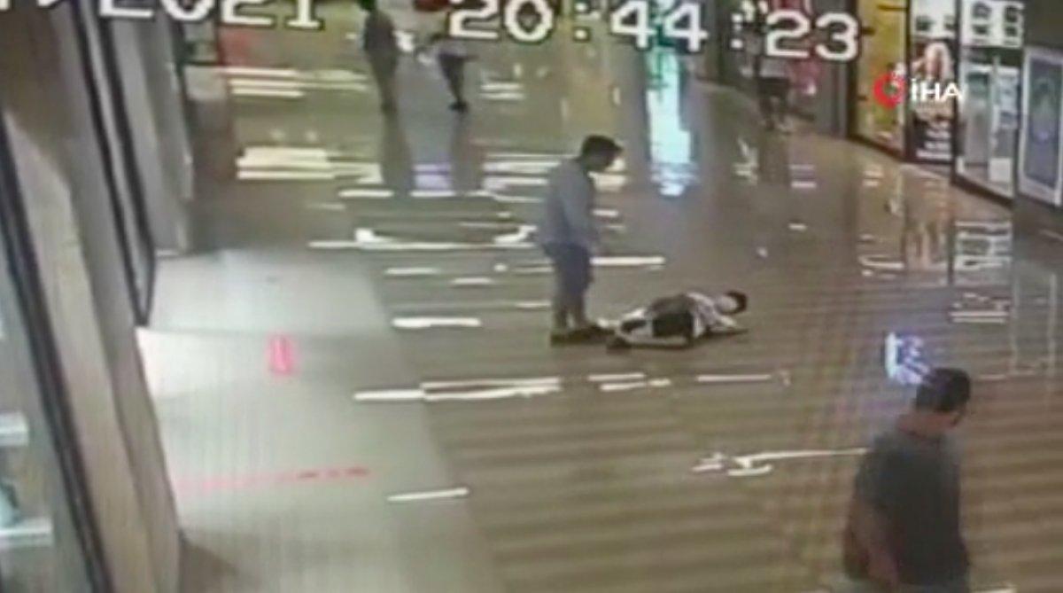 Bakırköy'deki AVM'de küçük çocuğa tekme tokat şiddet