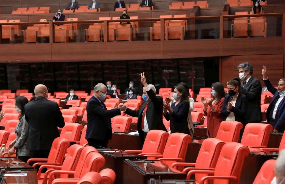 HDP'li vekiller Ömer Faruk Gergerlioğlu'nu zılgıtla karşıladı