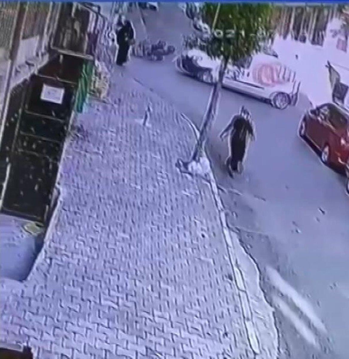 Esenler’de motosiklet ile hafif ticari aracın çarpışma anları kamerada