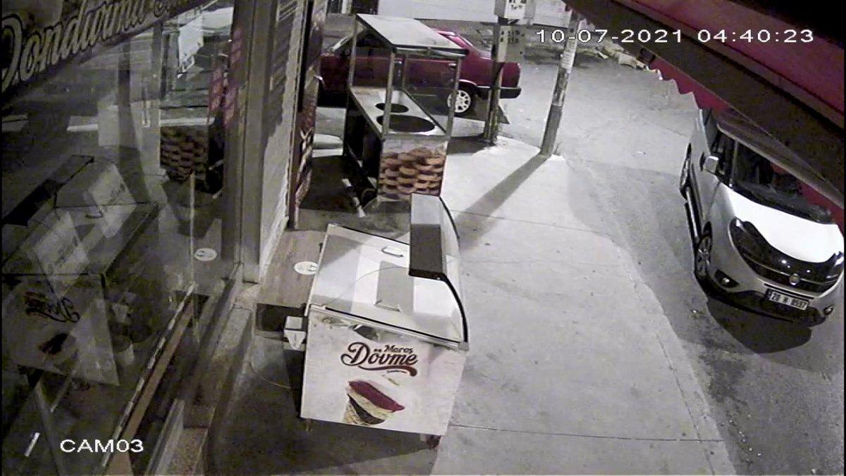 Esenyurt’ta 10 dakikada akü, cep telefonu, cüzdan çalan hırsız kamerada