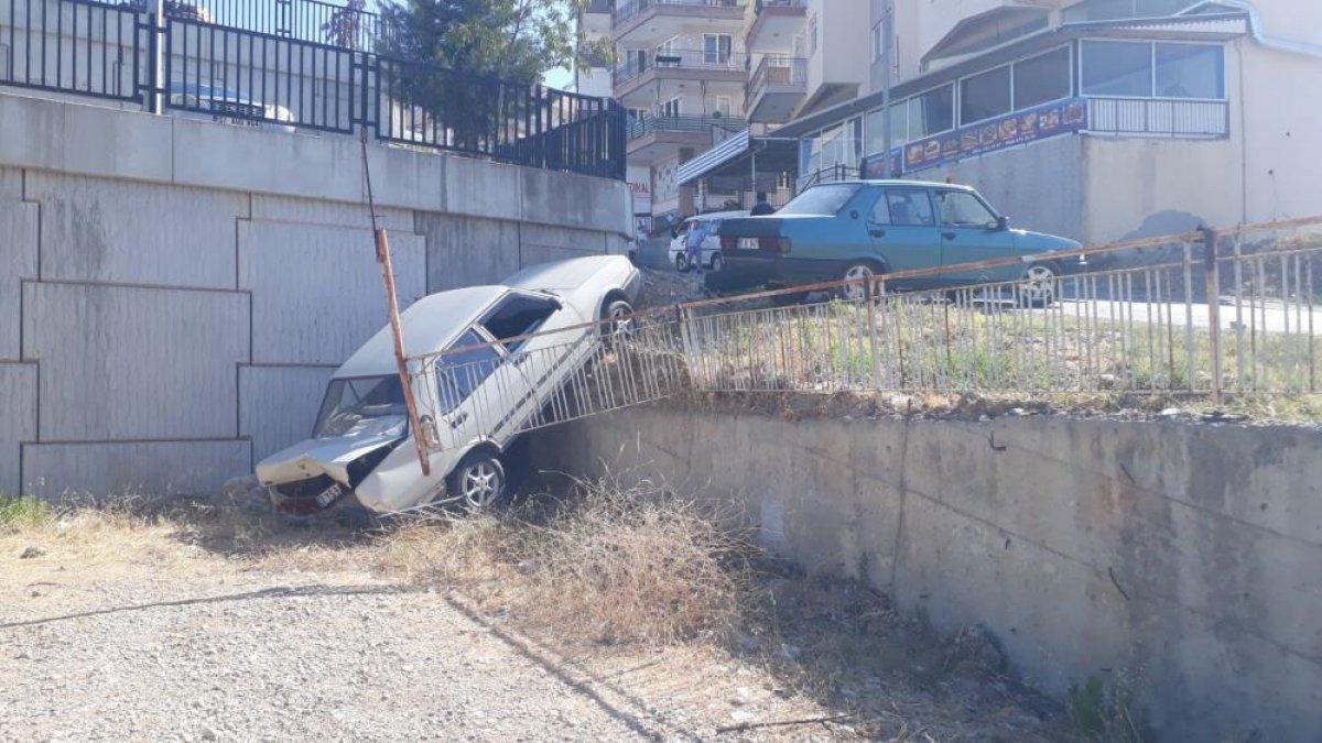 Antalya'da otomobilin el frenini çekmeyi unuttu