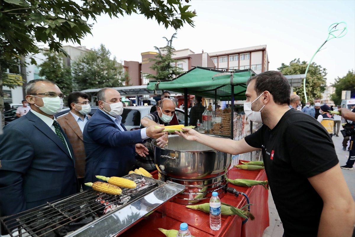 Sanayi ve Teknoloji Bakanı Varank süt mısır ikram etti