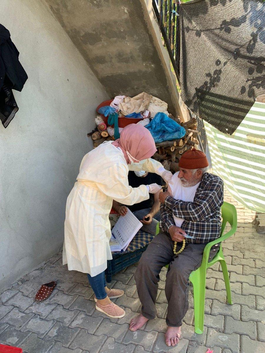 Siirt'te ikna timleri, kapı kapı gezerek aşının kısırlık yapmadığını anlatıyor