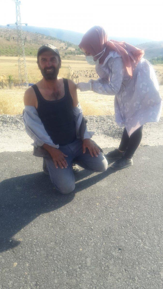 Siirt'te ikna timleri, kapı kapı gezerek aşının kısırlık yapmadığını anlatıyor