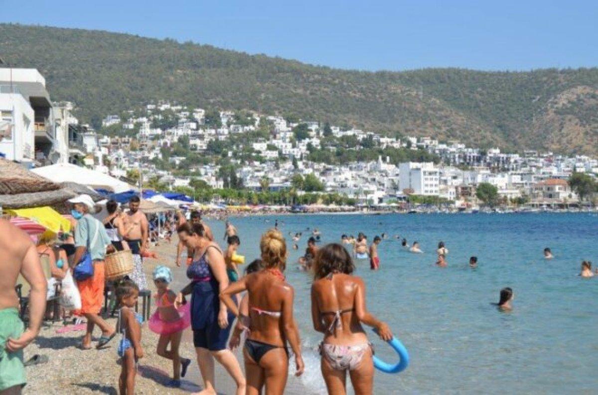 Bodrum girişinde tatilciler, uzun kuyruk oluşturdu