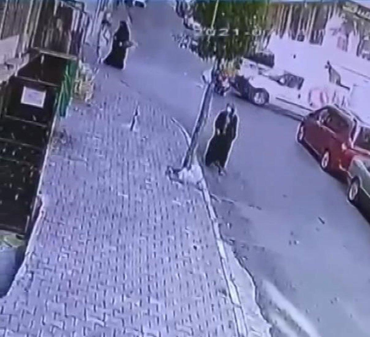 Esenler’de motosiklet ile hafif ticari aracın çarpışma anları kamerada