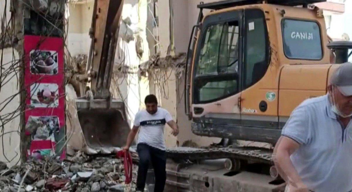 Avcılar’da bayrak hassasiyeti yıkımı durdurdu