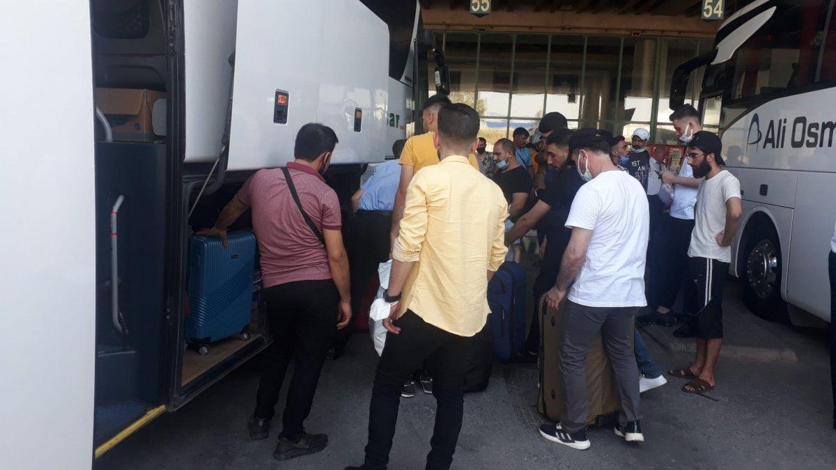 Bayram öncesi İzmir Şehirlerarası Otobüs Terminali'nde yoğunluk