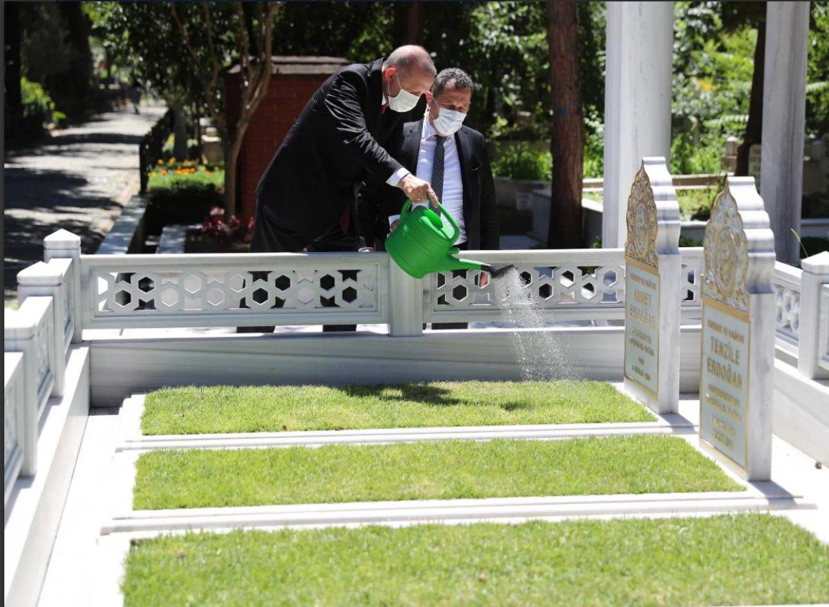 Cumhurbaşkanı Erdoğan, anne ve babasının kabrini ziyaret etti