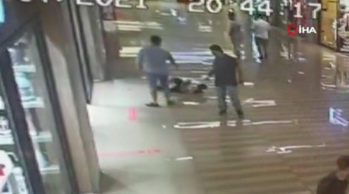 Bakırköy'deki AVM'de küçük çocuğa tekme tokat şiddet