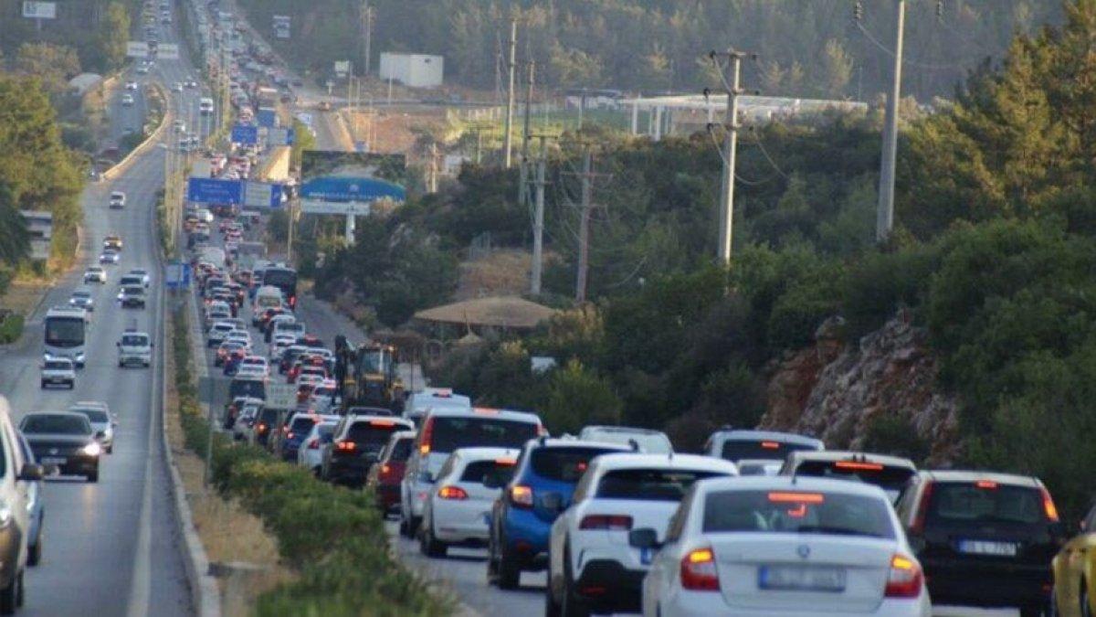 Bodrum girişinde tatilciler, uzun kuyruk oluşturdu
