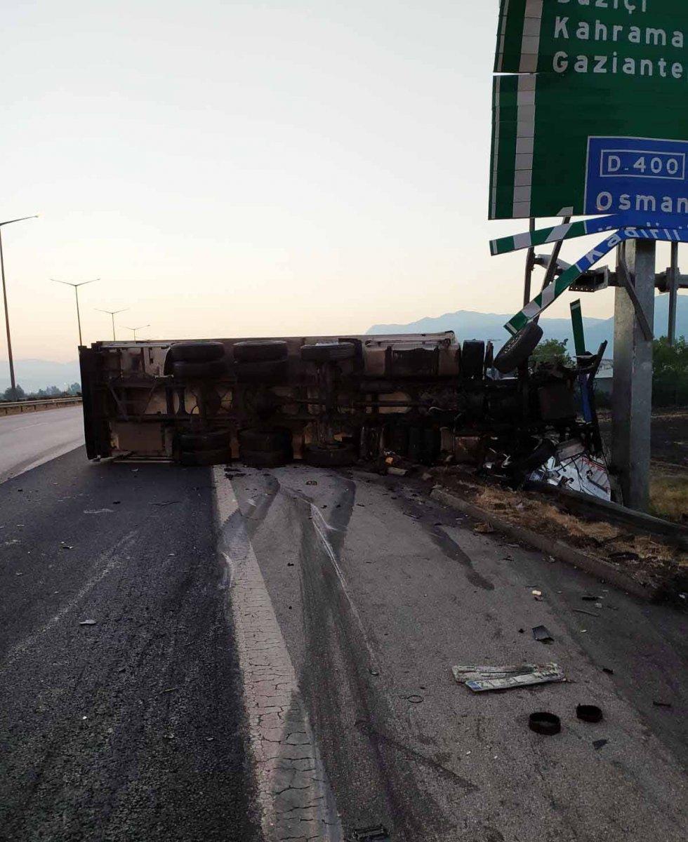 Osmaniye'de kargo kamyonu ile kurbanlık taşıyan tır çarpıştı