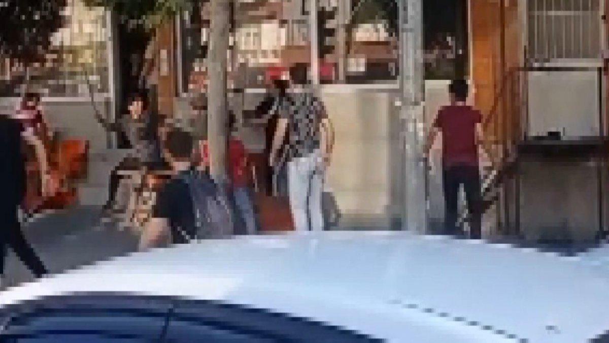 Bursa'da küçük çocukların sopalı sandalyeli sokak kavgası