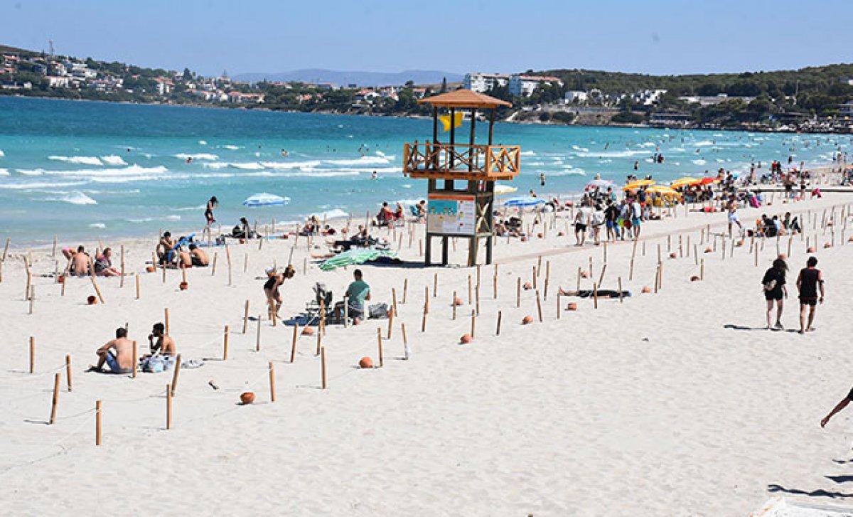 Bodrum girişinde tatilciler, uzun kuyruk oluşturdu