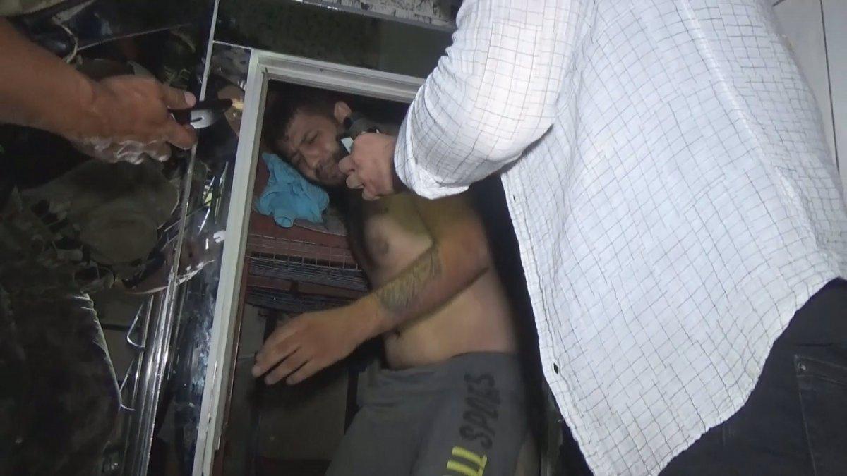 Adana'da kafesten çıkan 2 kişi, uyuşturucu bağımlısı çıktı