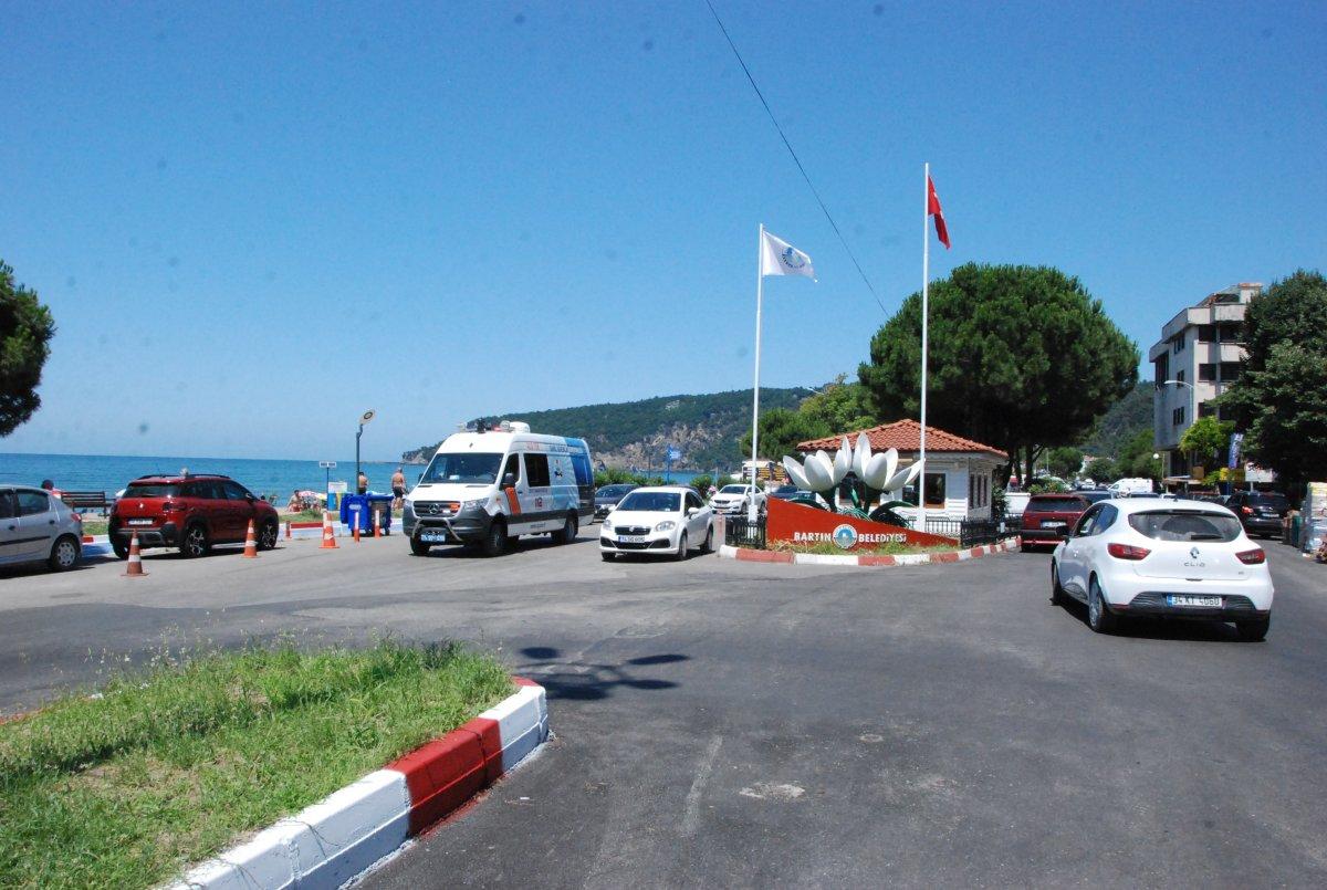 Bartın'da vatandaşlar kendini sahillere attı