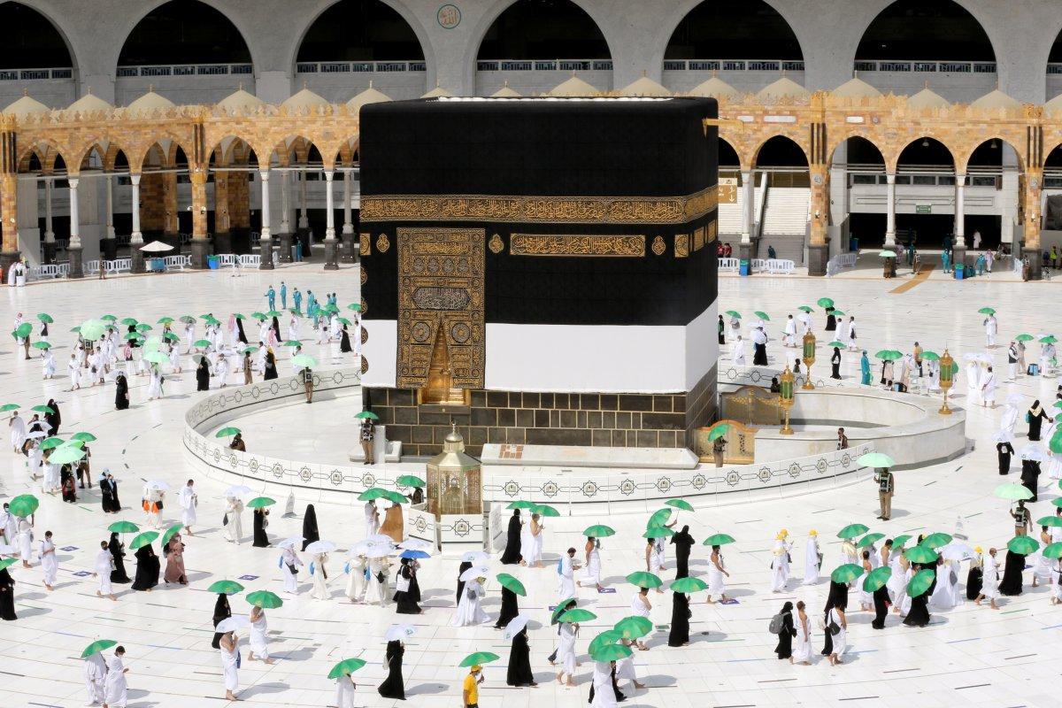 Hacı adayları pandemi gölgesinde Kabe'yi tavaf ediyor