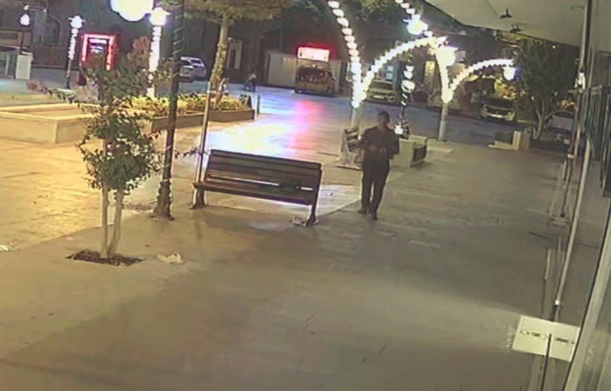 Antalya'da bankın üzerindeki el çantasını çalmak için yorulmuş gibi yaptı